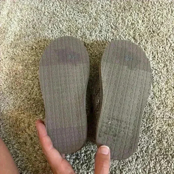 Ugg Freesia Gray Cable Knit Warm Slippers Size 13-1 Kids - Picture 7 of 8